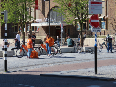 848769 Afbeelding van wachtende maaltijdbezorgers op de Neude te Utrecht. Vanwege de coronacrisis is er veel vraag naar ...